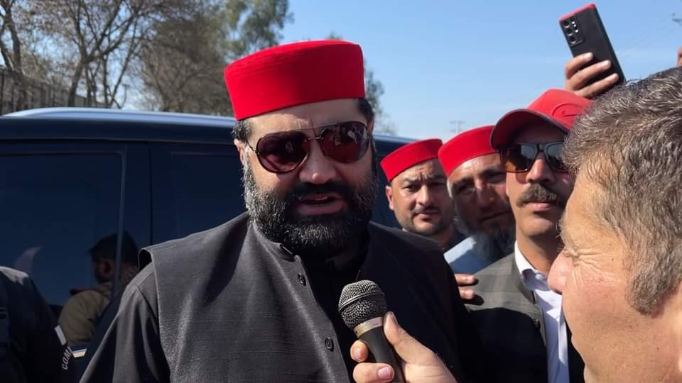 صوبائی صدر ایمل ولی خان کی پختونخوا اسمبلی کے باہر عوامی نیشنل پارٹی کے احتجاجی مظاہرے میں شرکت کیلئ...